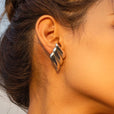 Pendientes modernos de barra ondulada en plata – imagen 3