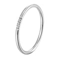 Anillo apilable delicado de tres piedras – imagen 5