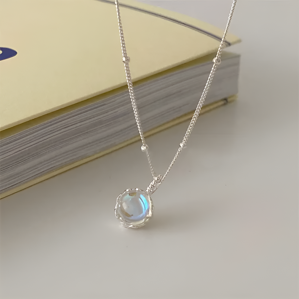 Colgante radiante con piedra lunar en engaste de bisel – imagen 2