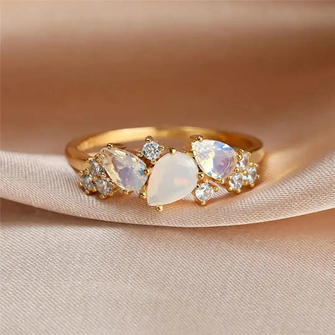 Anillo vintage de piedra de luna dorada
