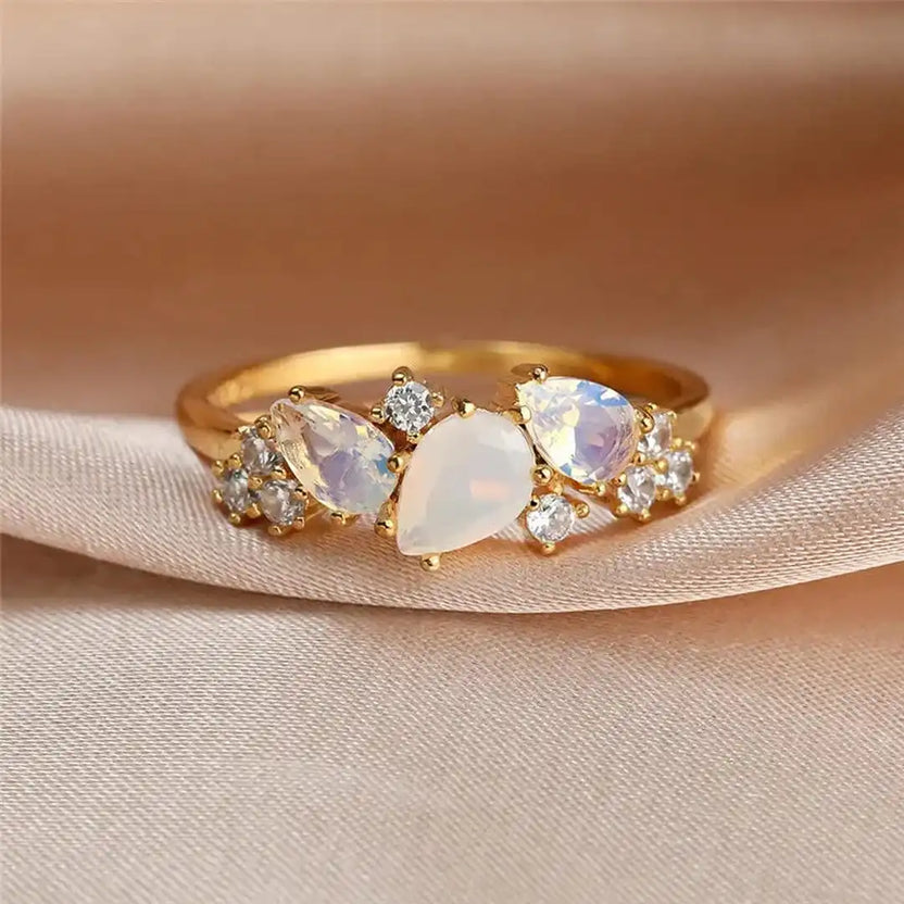 Anillo vintage de piedra de luna dorada