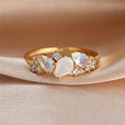 Anillo elegante de oro con racimo de piedra lunar