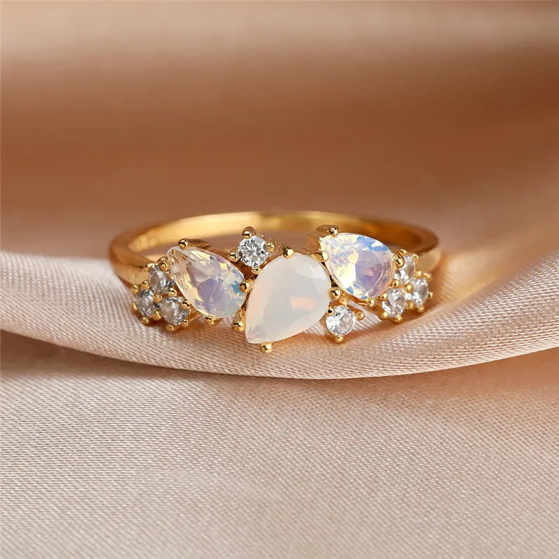 Anillo elegante de oro con racimo de piedra lunar