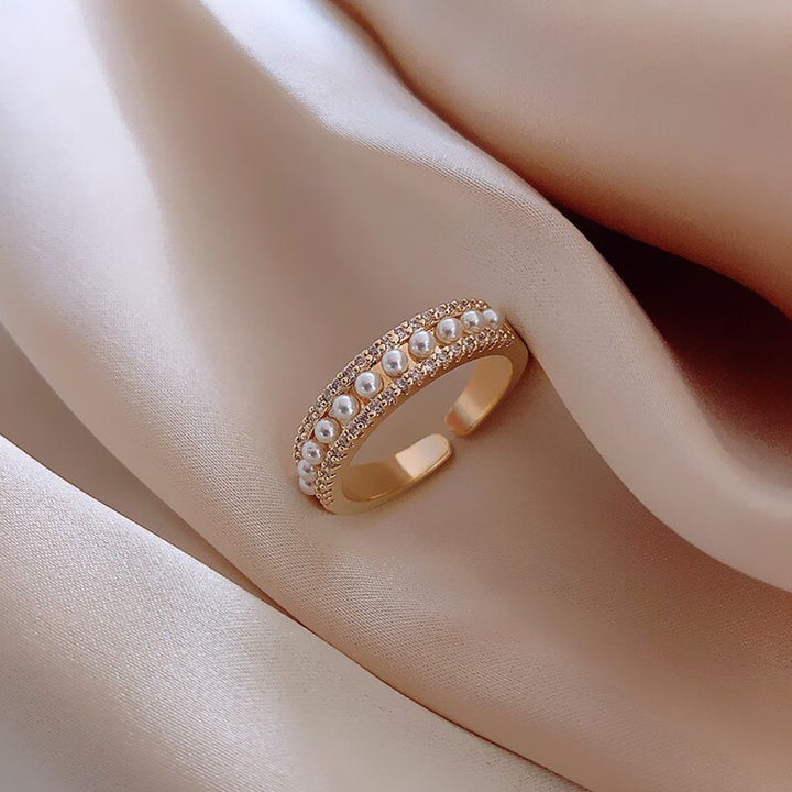 Anillo de oro y perlas de lujo