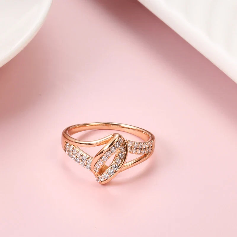 Anillo cruz de circonita y cristal chapado en oro rosa
