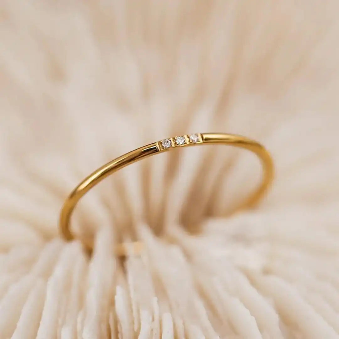 Anillo apilable delicado de tres piedras – imagen 2