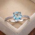 Anillo plateado de piedra cuadrada radiante