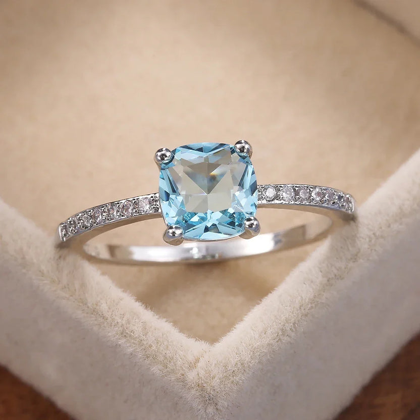 Anillo plateado de piedra cuadrada radiante
