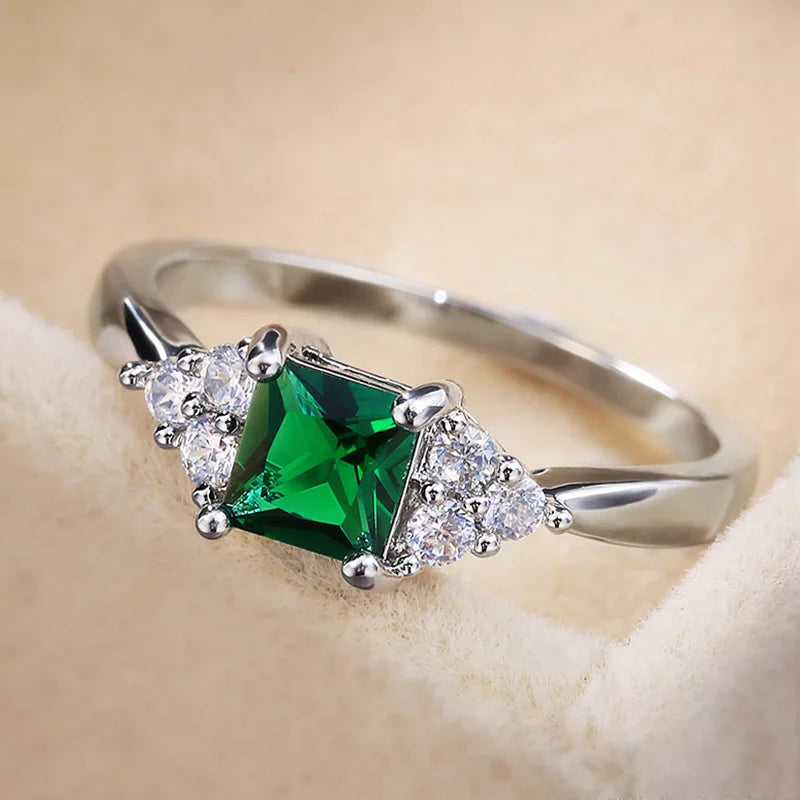 Anillo minimalista vintage de circonita verde