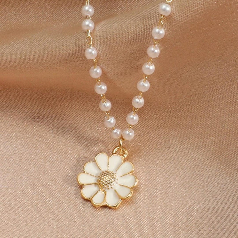 Collar con colgante de margarita y perla