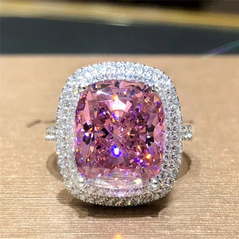 Anillo pulido atemporal de cristal rosa