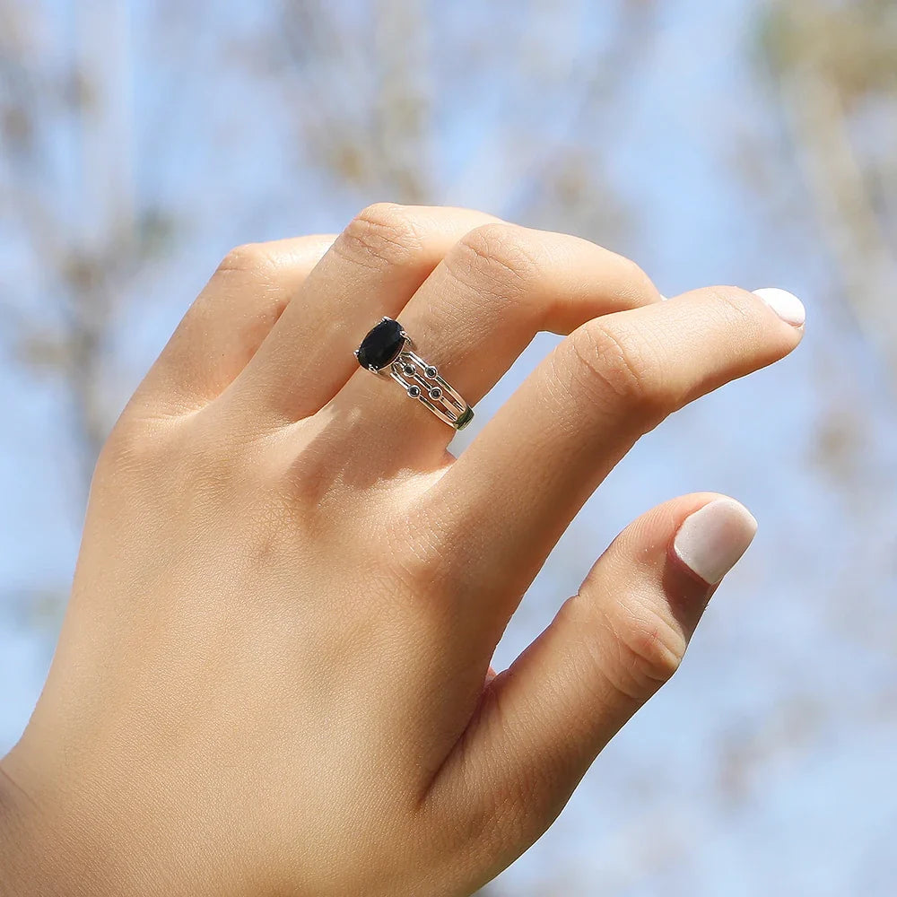 Anillo clásico Noir de circonita – imagen 2