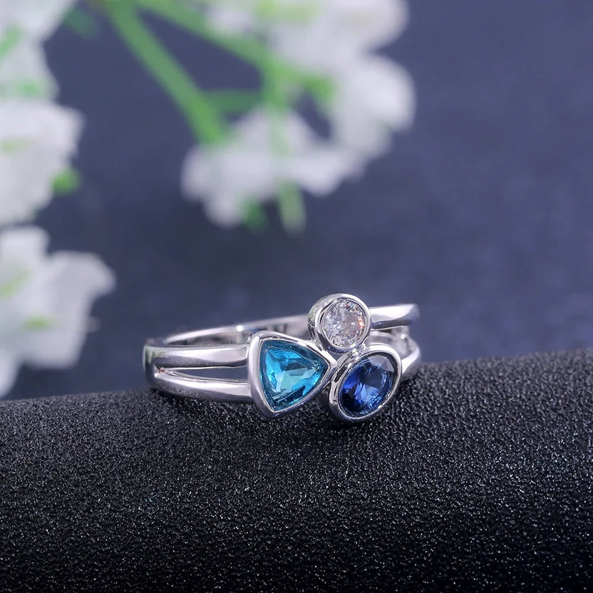 Anillo exquisito de triple piedra