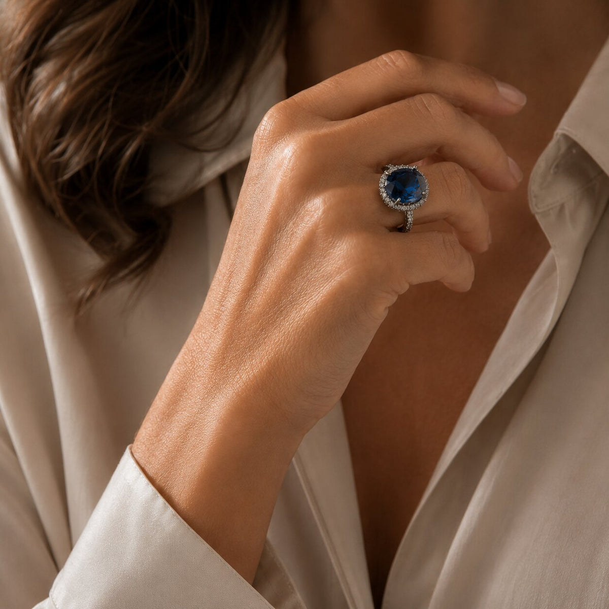 Anillo de diseño llamativo de plata con halo azul — Carmen, Lucía & Rocío