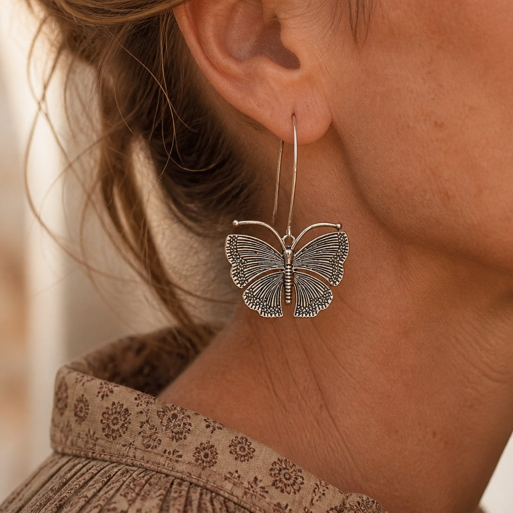 Pendientes de aro tallados a mano con mariposa