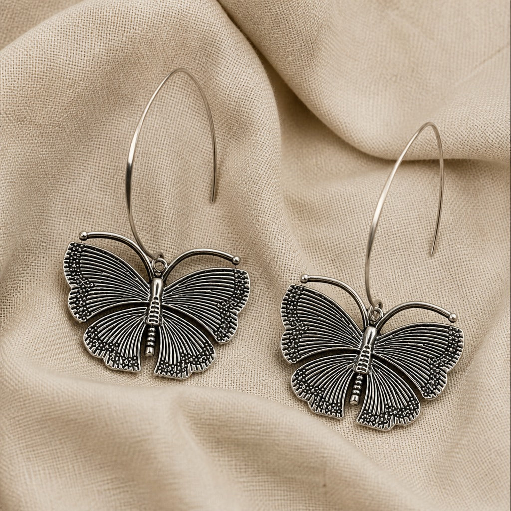 Pendientes de aro tallados a mano con mariposa – imagen 2