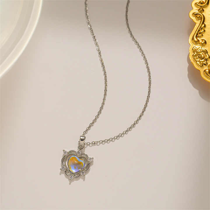 Collar delicado con halo de corazón iridiscente – imagen 3
