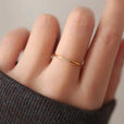 Anillo apilable delicado de tres piedras