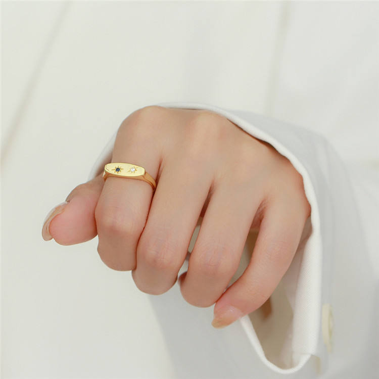 Anillo dorado minimalista plano y ovalado con resina – imagen 2