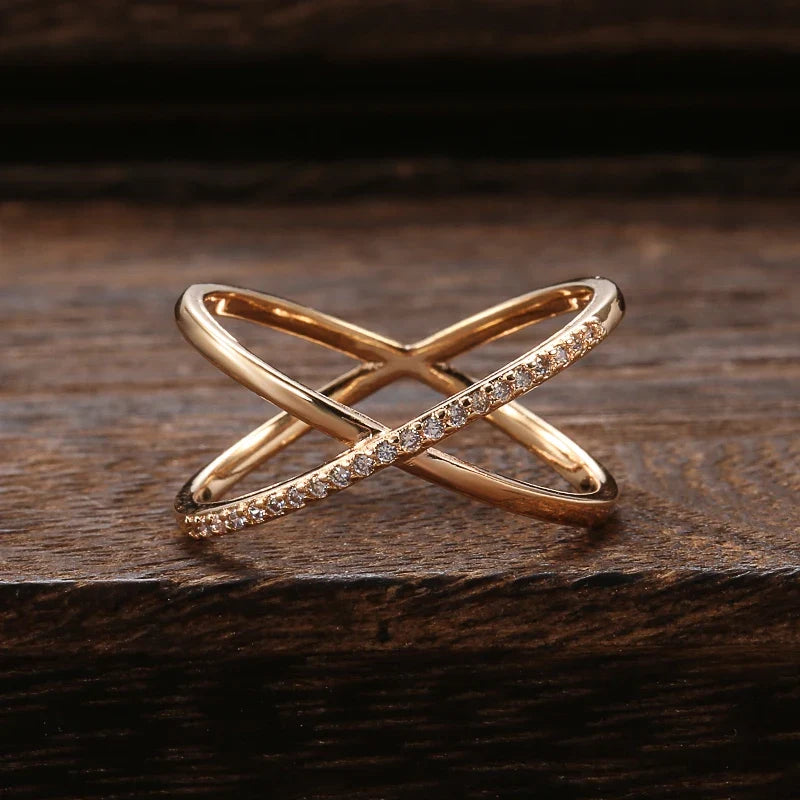 Anillo cruzado prestigioso con circonitas brillantes