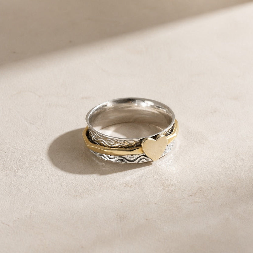 Anillo bicolor grabado con corazón