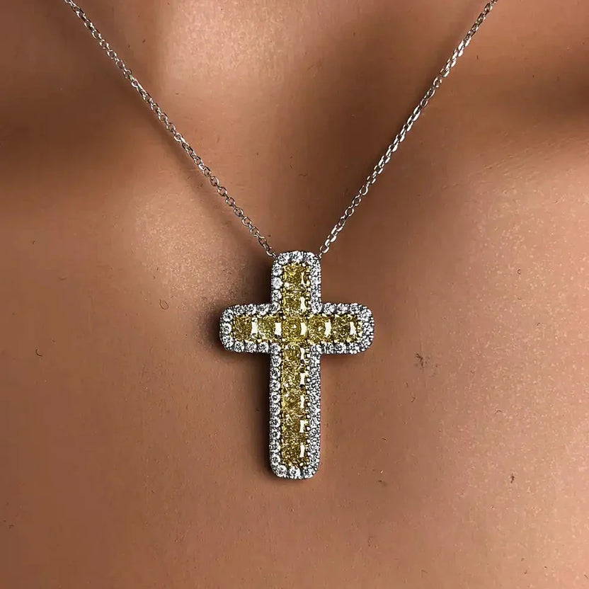 Collar con colgante de cruz de circonita de lujo