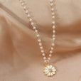 Collar con colgante de margarita y perla – imagen 3