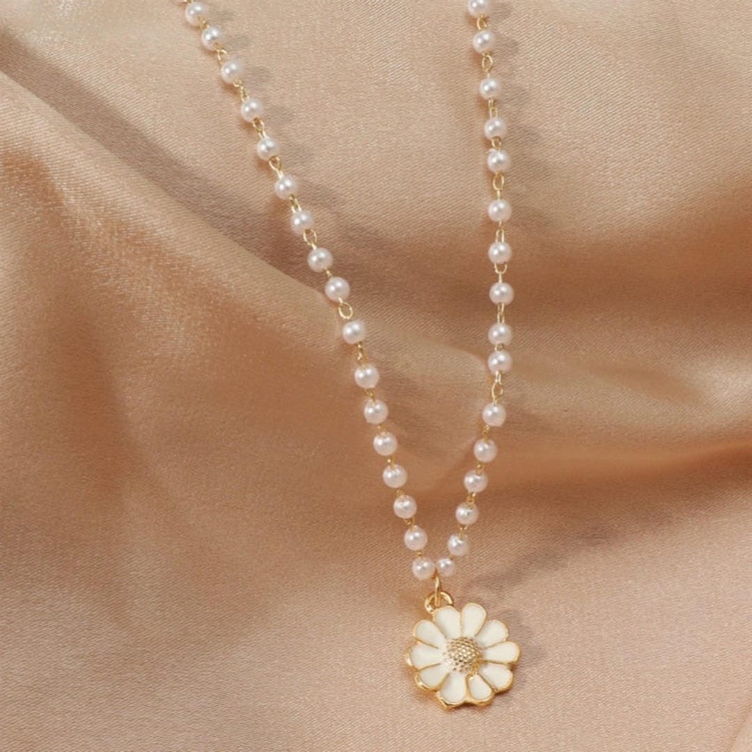 Collar con colgante de margarita y perla – imagen 3