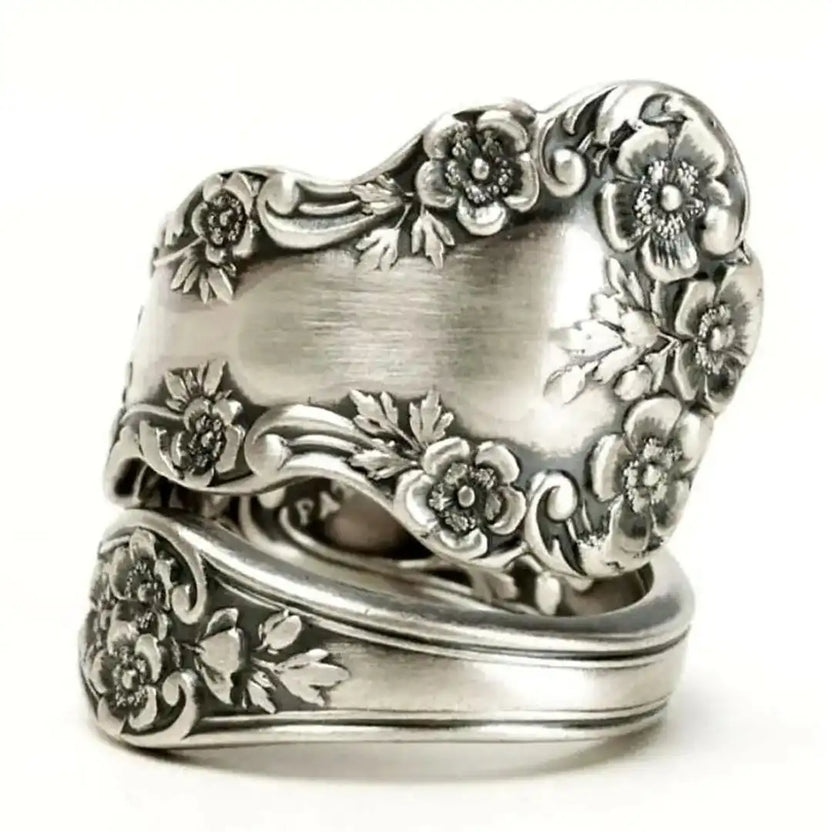 Anillo antiguo grabado con motivo floral