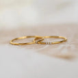 Anillo apilable delicado de tres piedras – imagen 3