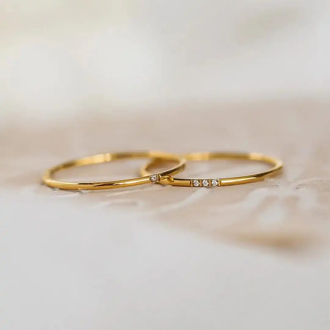 Anillo apilable delicado de tres piedras – imagen 3