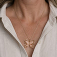 Collar con colgante de mariposa de cristal hueco