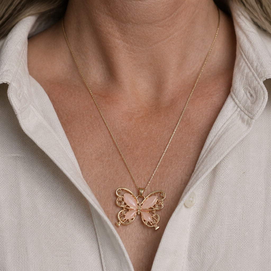 Collar con colgante de mariposa de cristal hueco