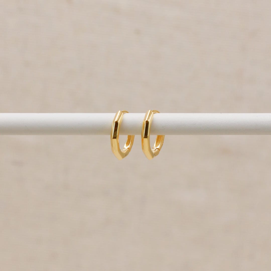 Pendientes huggie de oro biselados