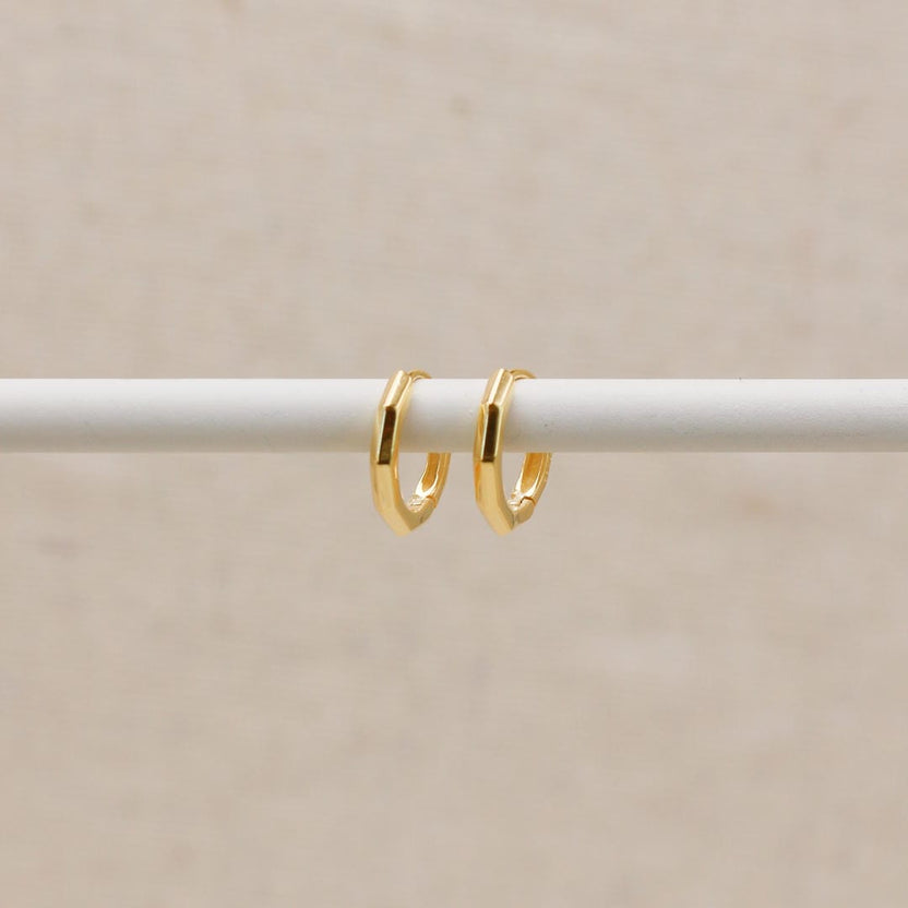 Pendientes huggie de oro biselados