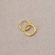 Pendientes huggie de oro biselados – imagen 2