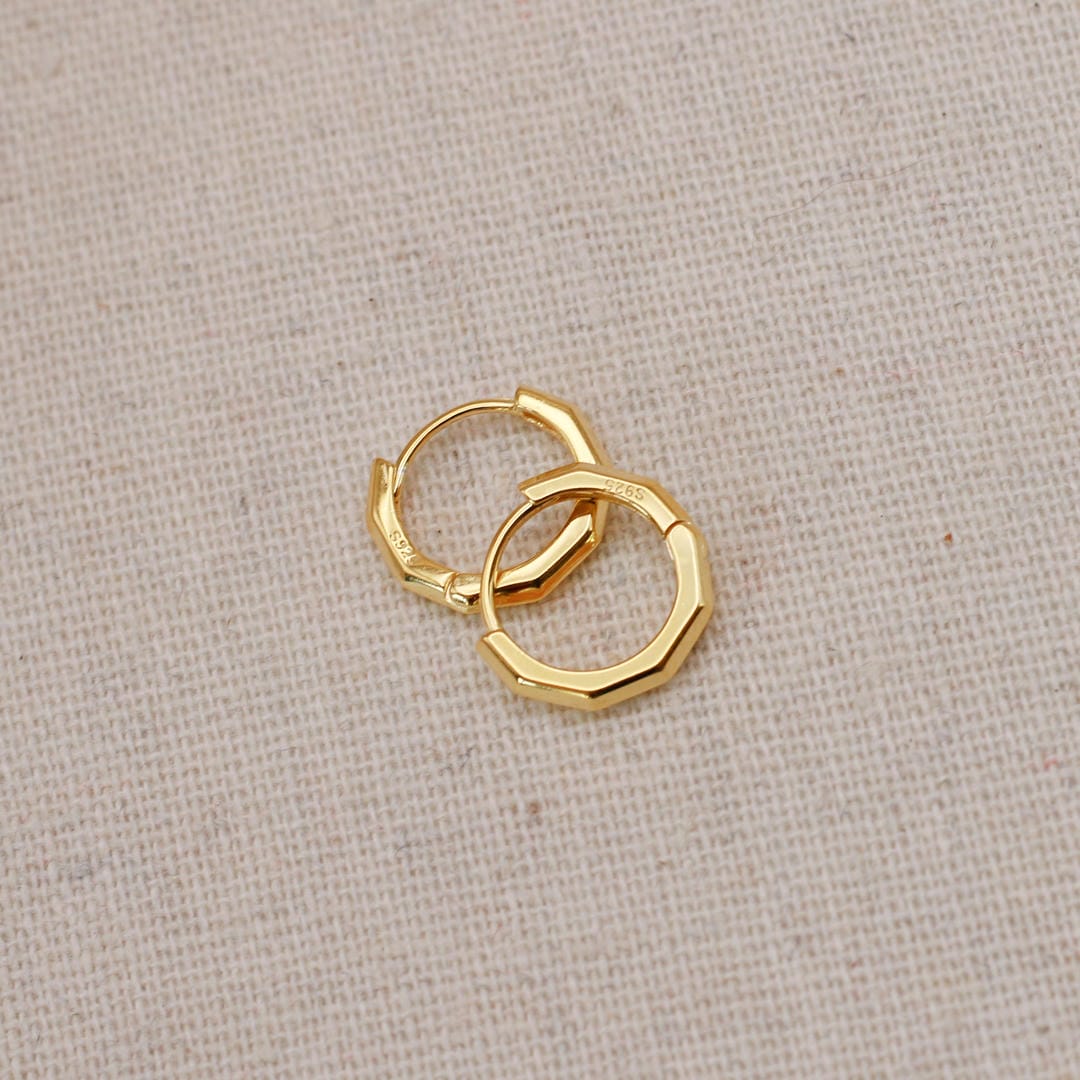 Pendientes huggie de oro biselados – imagen 2