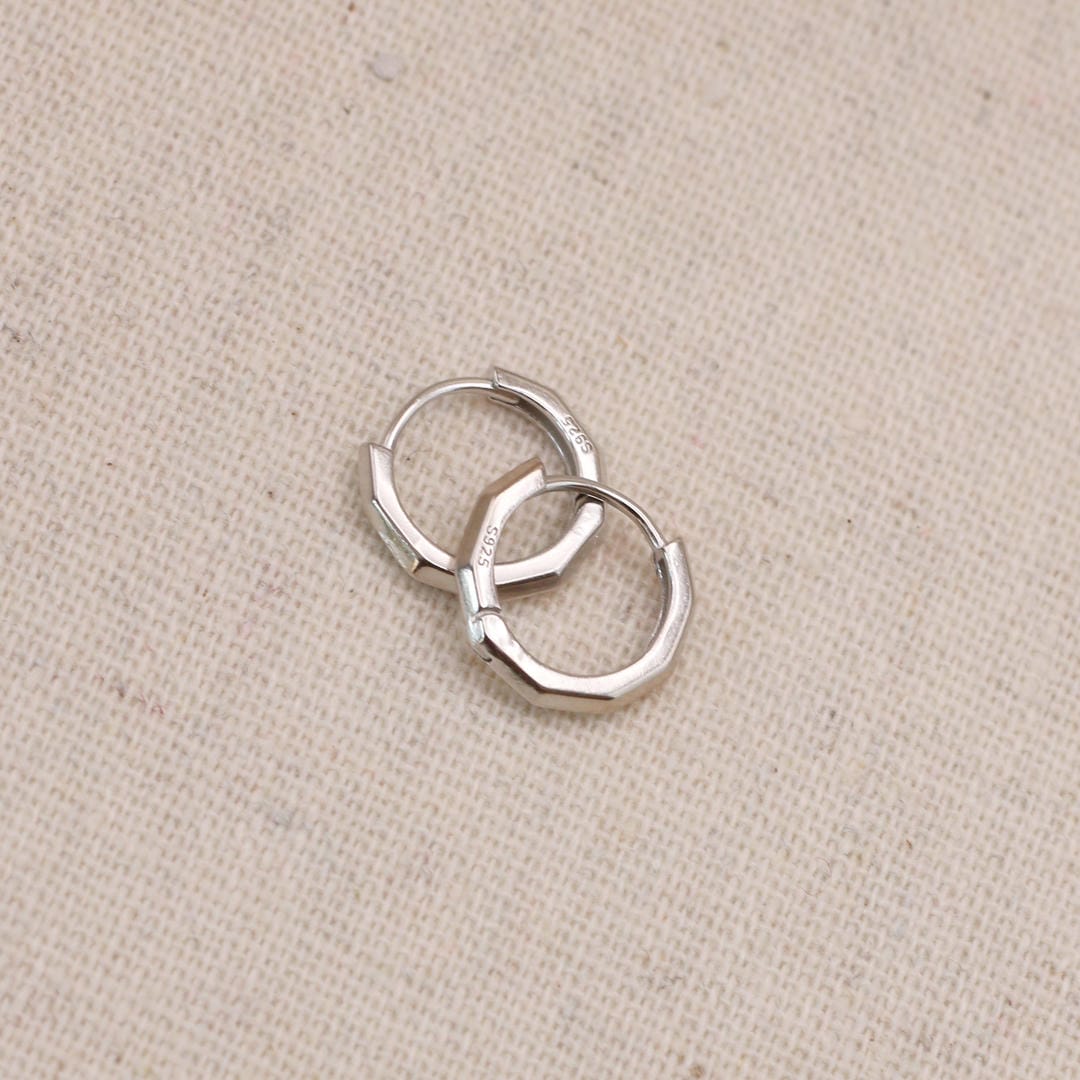Pendientes huggie plateados biselados – imagen 2