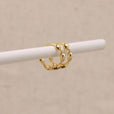 Aros dorados retorcidos tipo huggie
