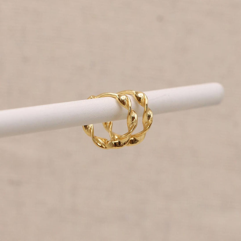 Aros dorados retorcidos tipo huggie