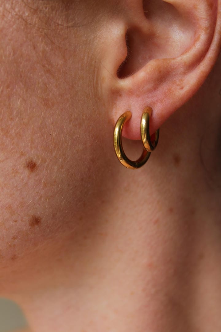 Pendientes aro huggie minimalistas – imagen 5