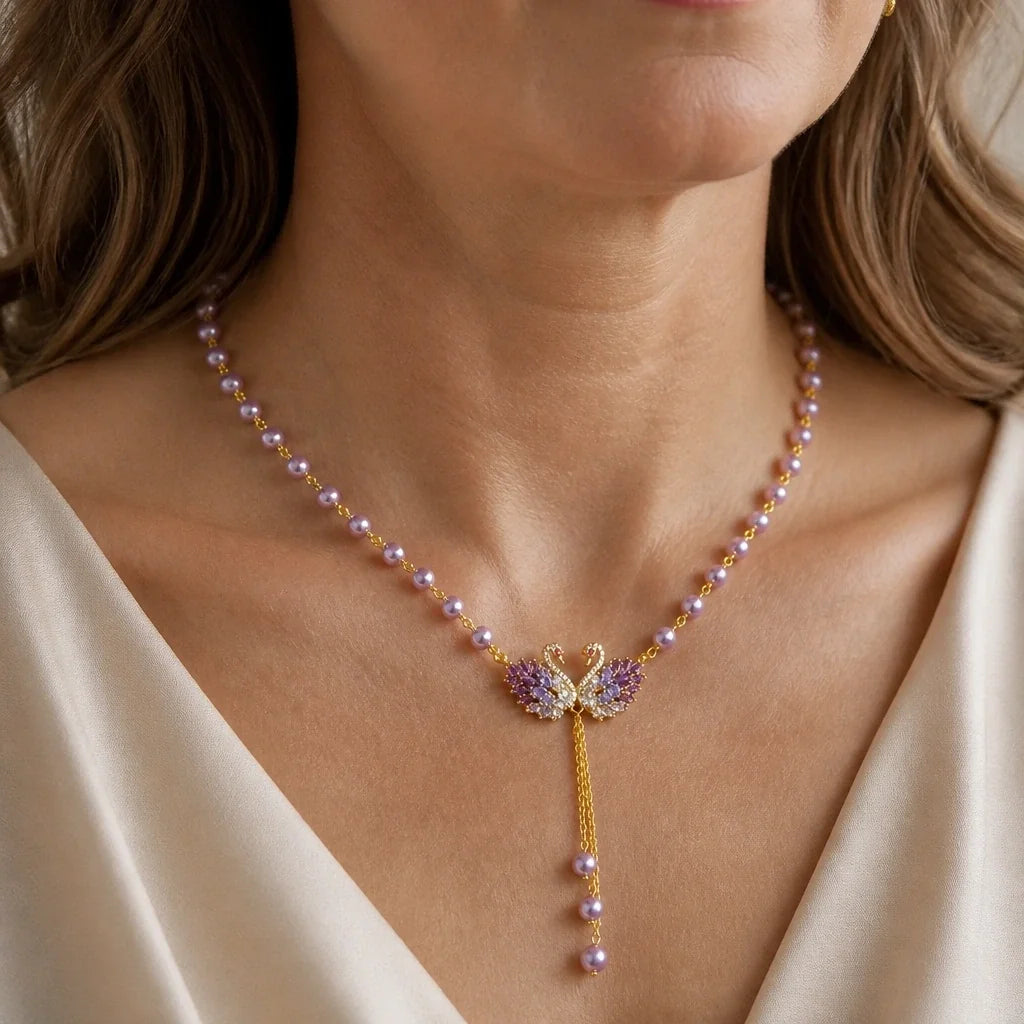 Collar icónico con cisne morado