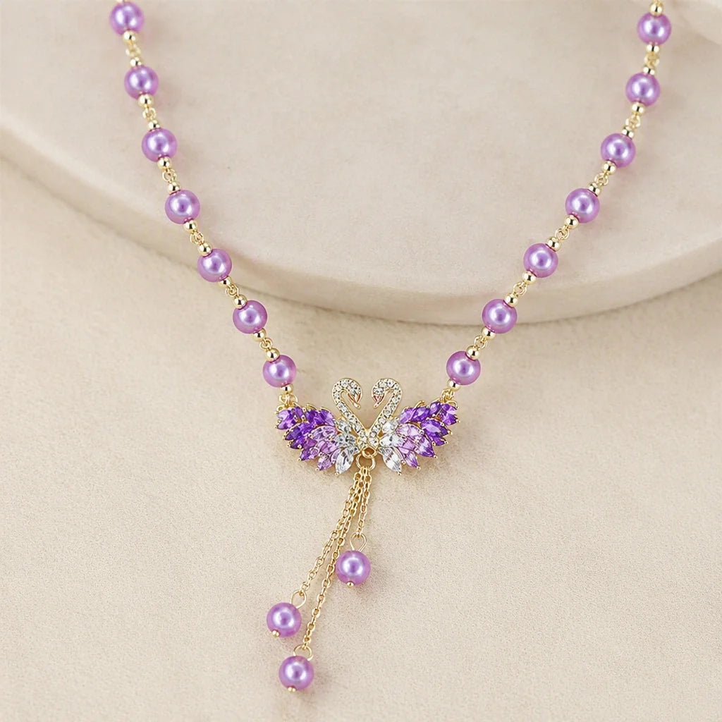 Collar icónico con cisne morado – imagen 2