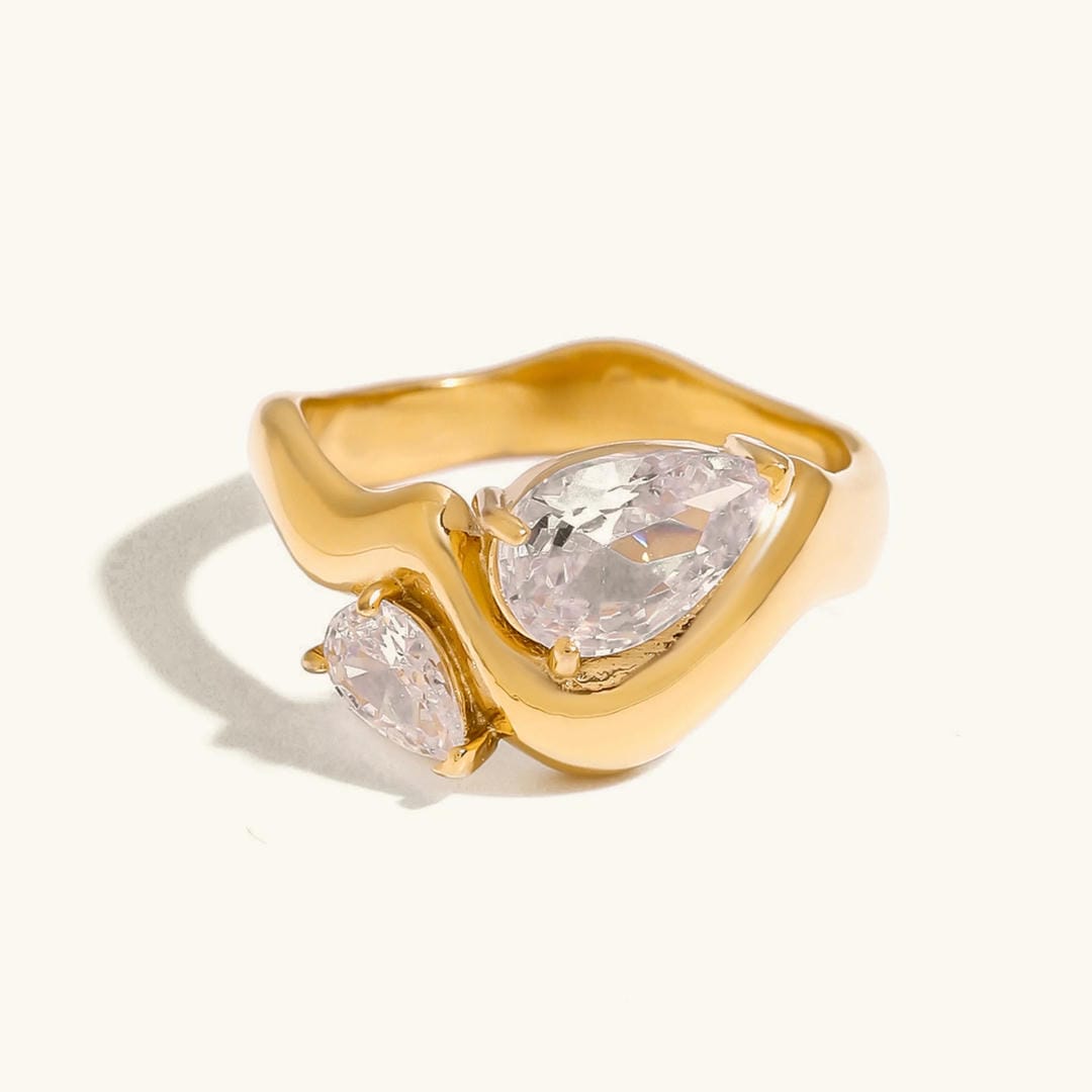 Anillo elegante dorado con cristal en forma de lágrima