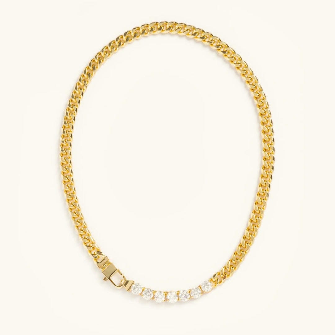 Collar dorado de eslabones con cristales deslumbrantes