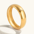 Brazalete liso de oro atemporal
