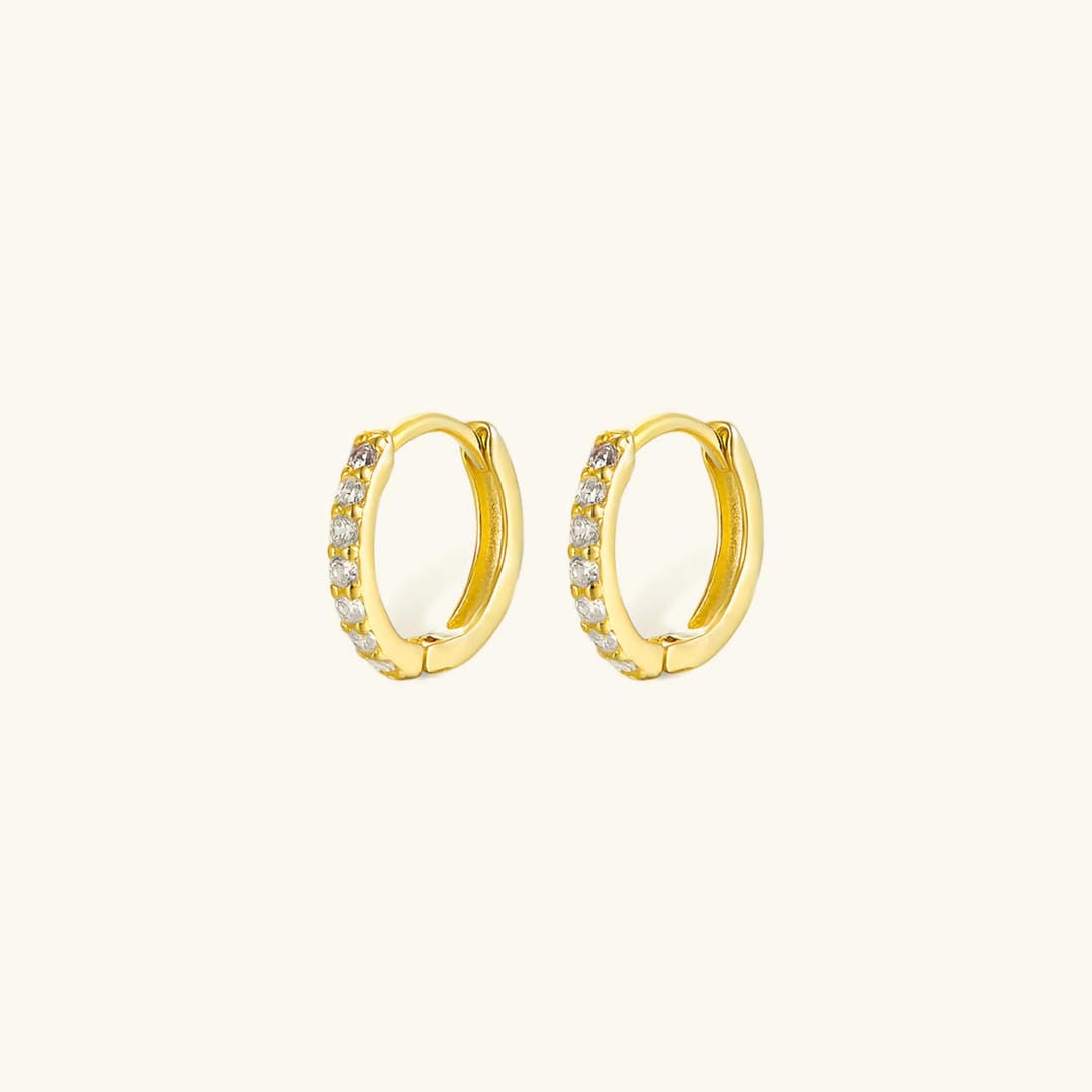 Pendientes huggie dorados elegantes