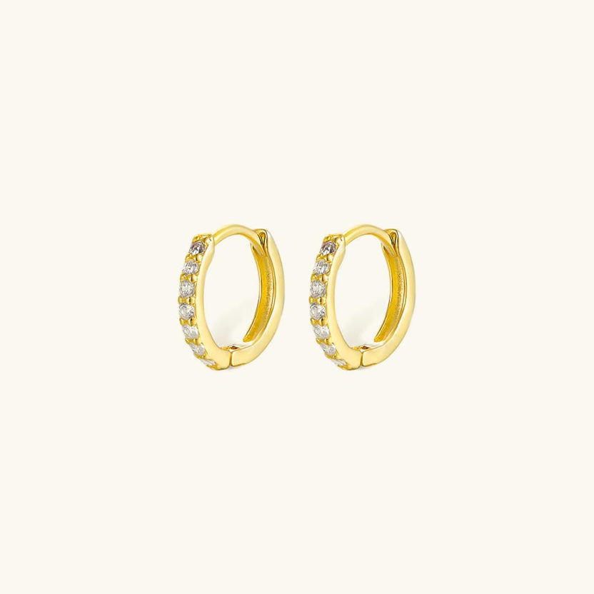 Pendientes huggie dorados elegantes