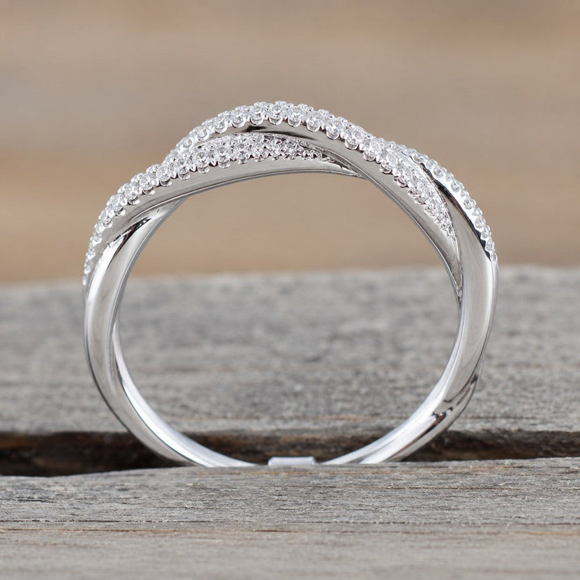 Anillo retorcido de circonio de lujo