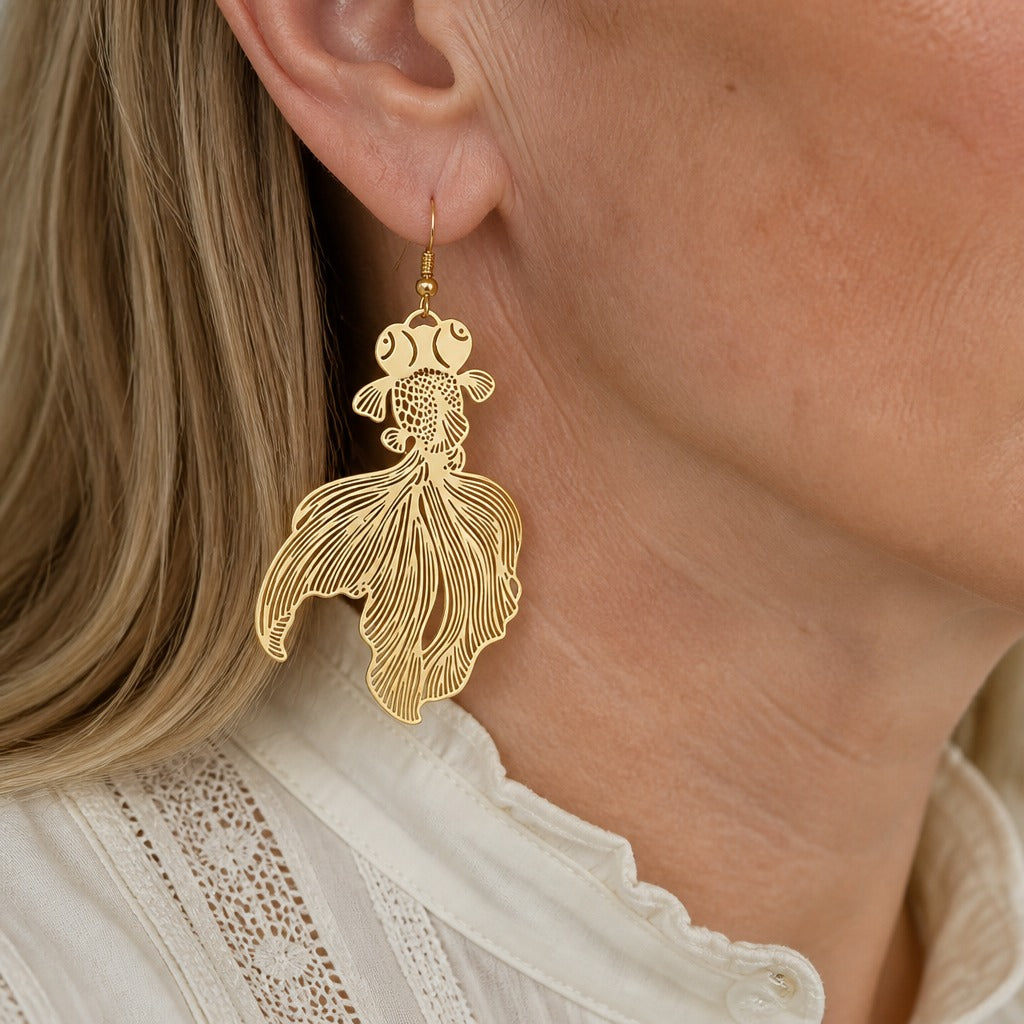 Pendientes dorados colgantes con dije de koi